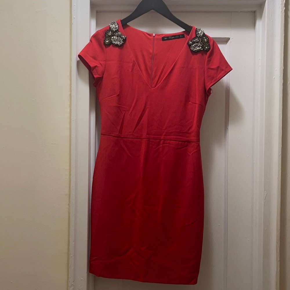 Beautiful sexy dress. Beautiful color. Wore once for dinner.